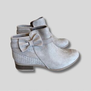 NWOB SO Magnolia Girl’s Booties Stylish Taupe Ankle Boots with Memory Foam